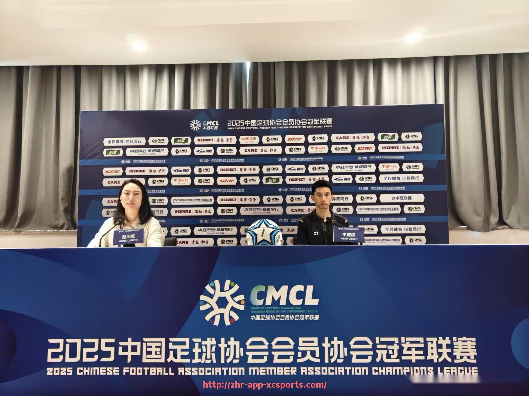 杏彩体育-英超球衣臂章位于哪一侧?规范标准解读